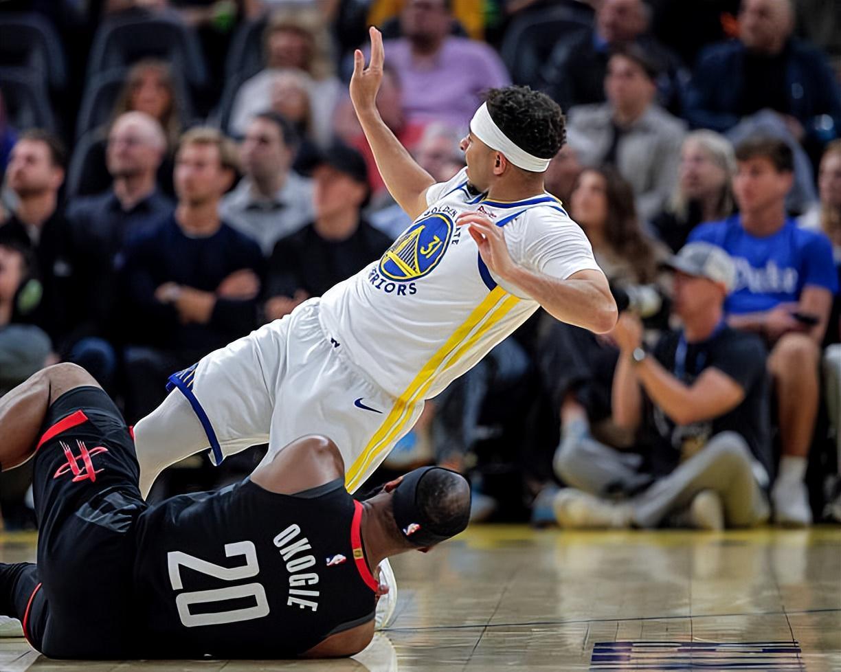 防守端表现低迷！火箭后场大闸奥科吉状态何时能回暖？