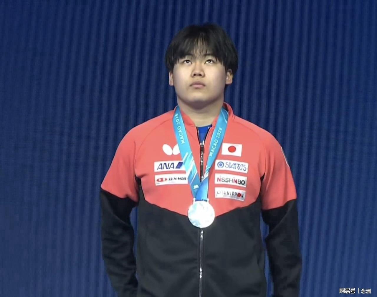 争议升级！18岁日本乒坛新星颁奖礼拒握王楚钦手+刻意保持距离引热议