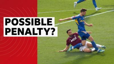 英足总杯VAR再引争议：铁锤帮禁区碰撞，裁判5分钟审视后未判点