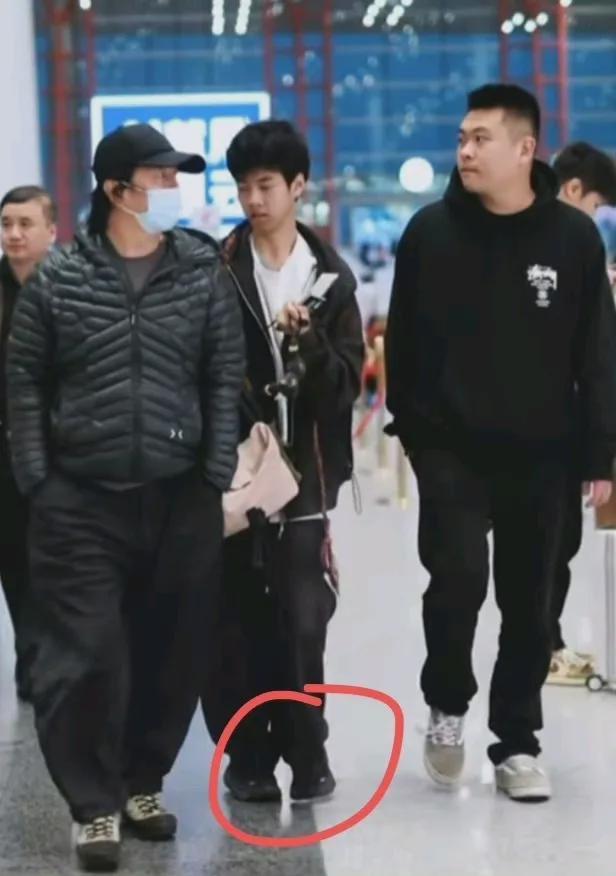 网友提醒刘芸注意儿子内八问题，郑钧在线回应，感谢云爹妈操碎心