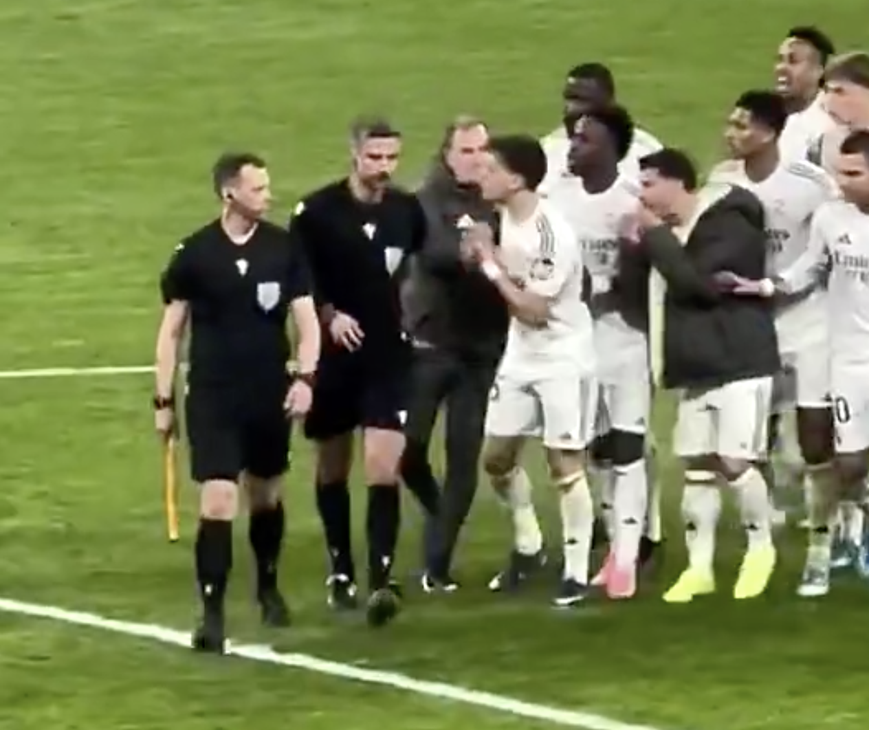 皇马欧冠出局引争议，全队围堵裁判，主帅怒批：昏庸判罚毁掉比赛