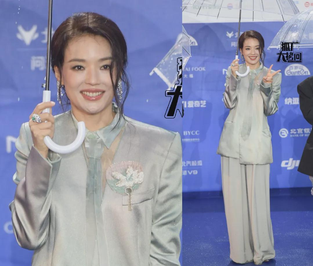 徽声在线：北京电影节开幕式红毯盛况，哪位明星造型最抢眼？