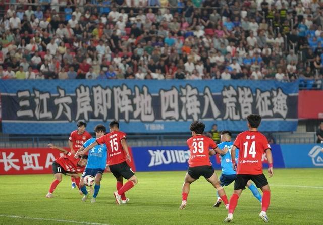 川超焦点战：宜宾1-3负绵阳 绿茵场上演绎拼搏精神
