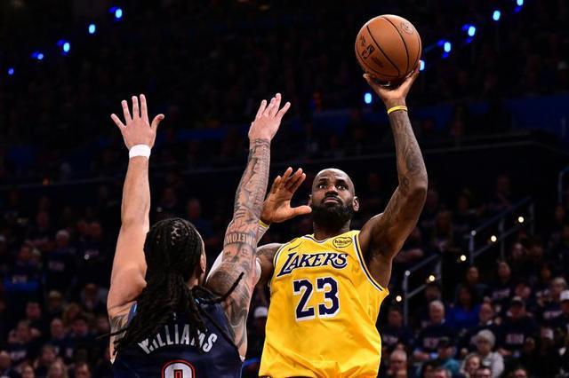 NBA季后赛｜湖人再负雷霆，赛后全队与裁判激烈争论