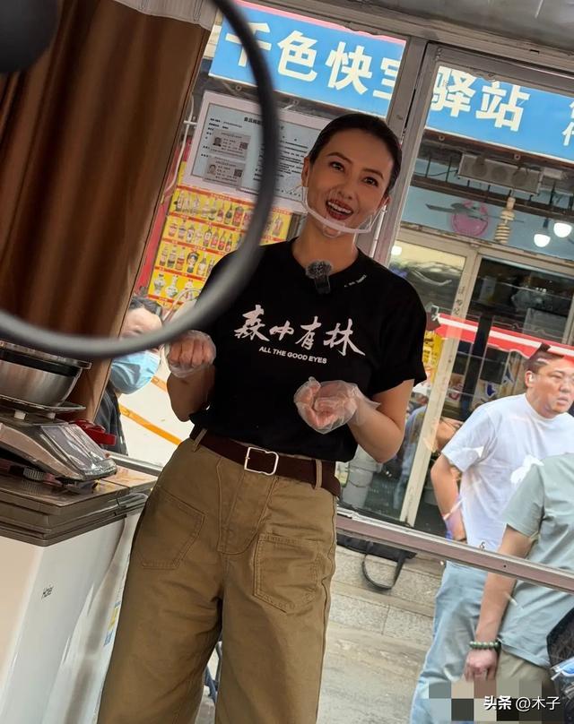 47岁高圆圆沈阳菜市场卖辣白菜！颜值惊艳众人，网友：赵又廷太幸福