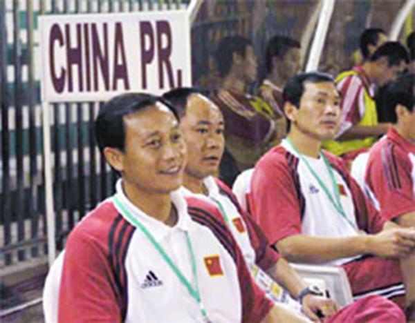 2002年亚青赛，王宝山领军国青止步八强，奇葩教练组甩锅球员
