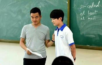 清洁工|35岁跑腿小哥从不穿工作服接送孩子,是屈服于现实还是自卑作祟?